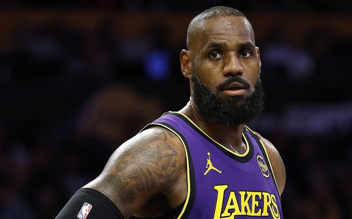 他在关键时 他在关键时